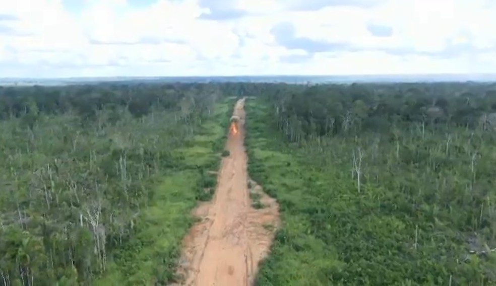 Em operação, exército explodiu pista clandestina usada por grileiros na divisa do Acre, Amazonas e Rondônia (Foto: Reprodução/Rede Amazônica Acre)