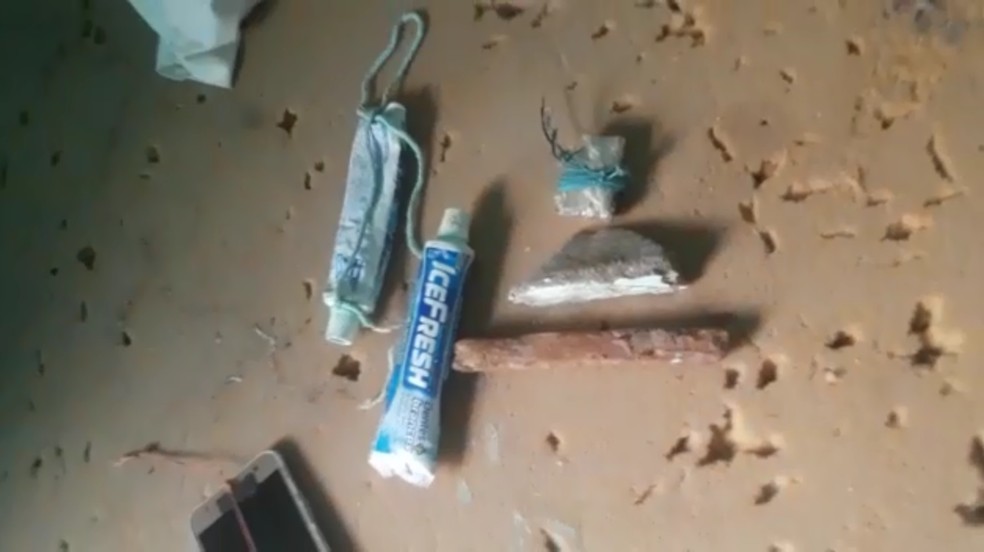 Presos usam tubos de pasta de dente para guardar tinta  — Foto: TVCA/Reprodução