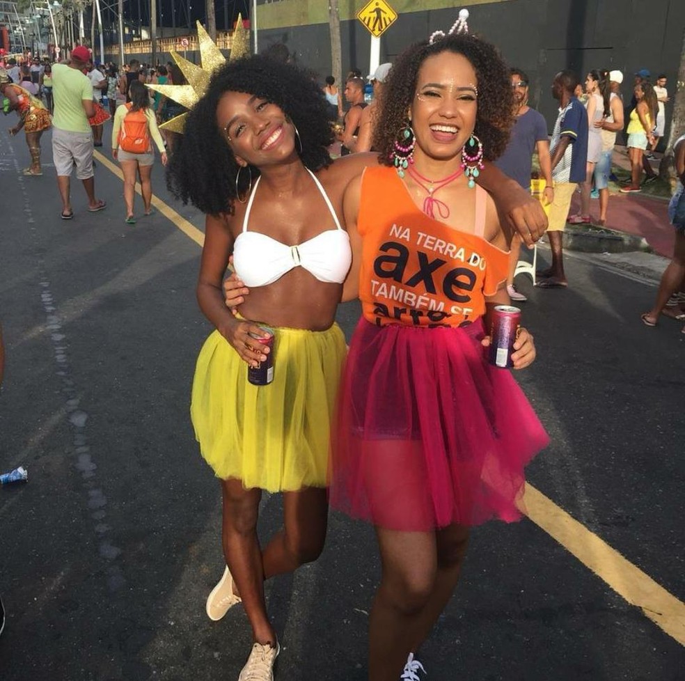 A dica é separar as roupas guardadas há muito tempo e criar sua própria fantasia de Upcycling misturando peças e acessórios — Foto: Arquivo Pessoal