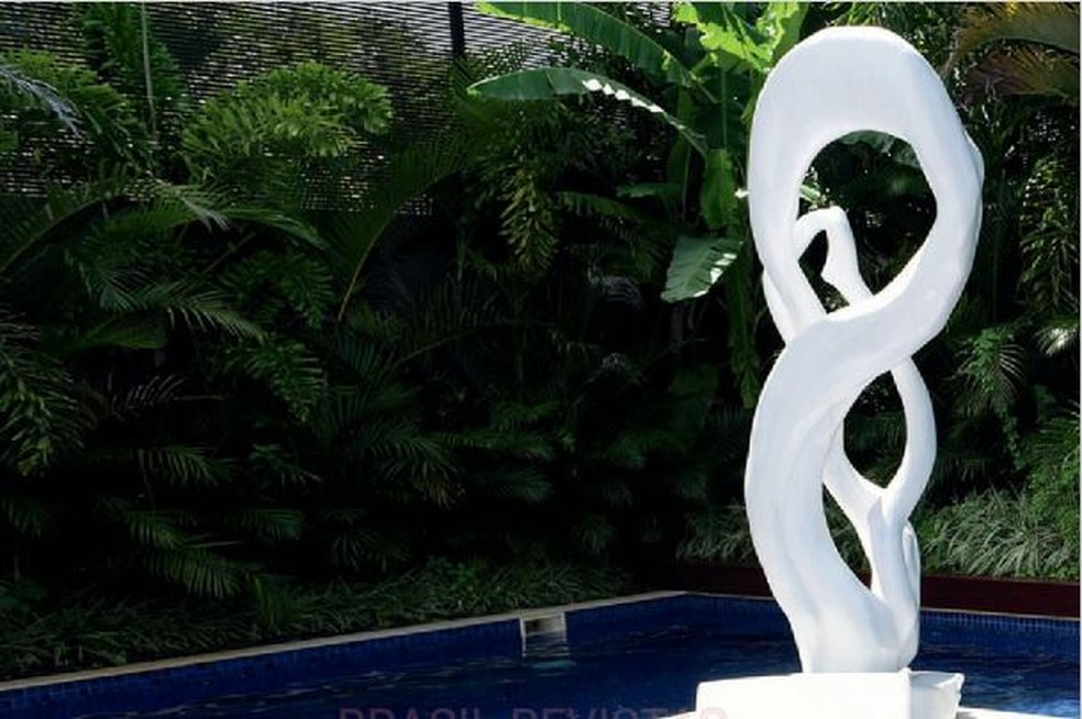 A escultura da artista Bia Doria na piscina de Xuxa  — Foto: Blad Meneghel/ Caras 