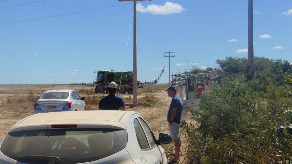Fazendeiro morre eletrocutado após veículo pulverizador encostar em rede elétrica na Bahia — Foto: Blogbraga/ Repórter Edivaldo Braga