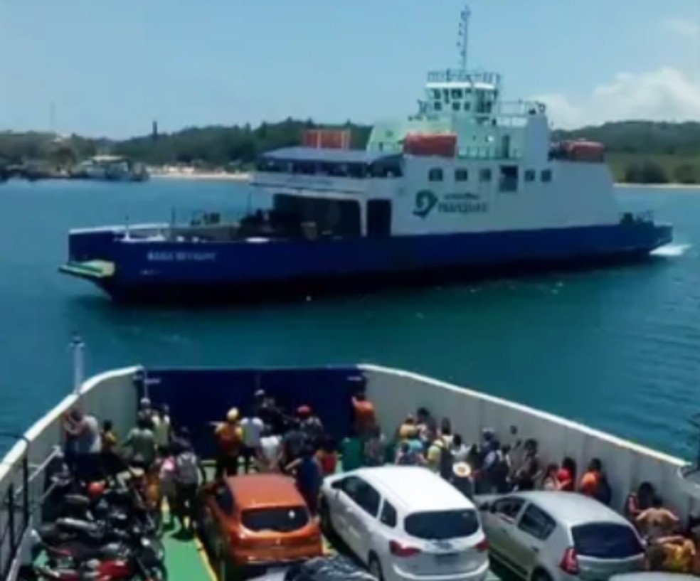 Momento em que ferry se aproxima de outra embarcação e houve a batida na Baía de Todos os Santos — Foto: Reprodução/TV Bahia