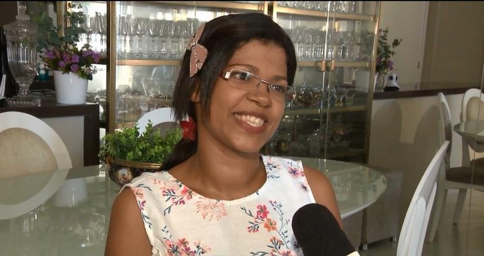 Nadja Carla da Silva, de 37 anos é empregada doméstica e chama atenção pela potência vocal — Foto: TV Cabo Branco/Reprodução