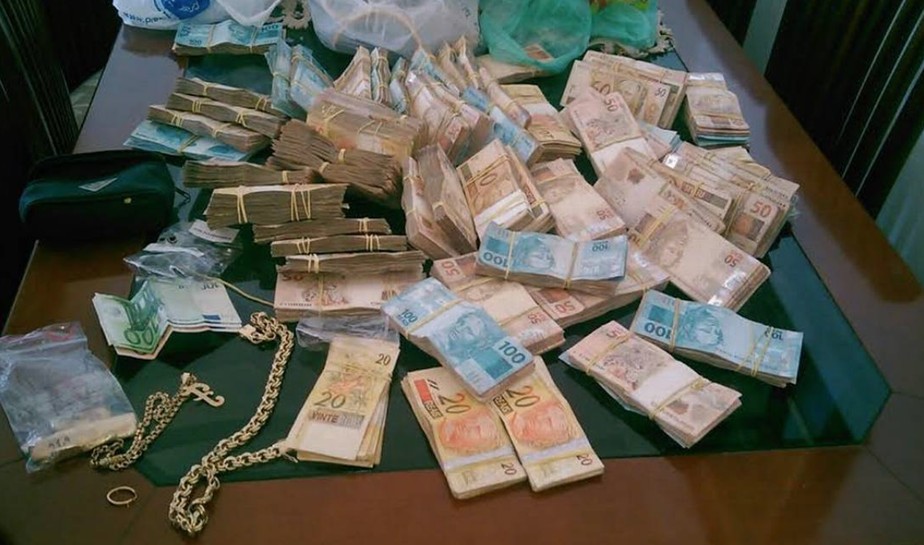 Dinheiro em espécie encontrado na casa do major Edson, em 2014