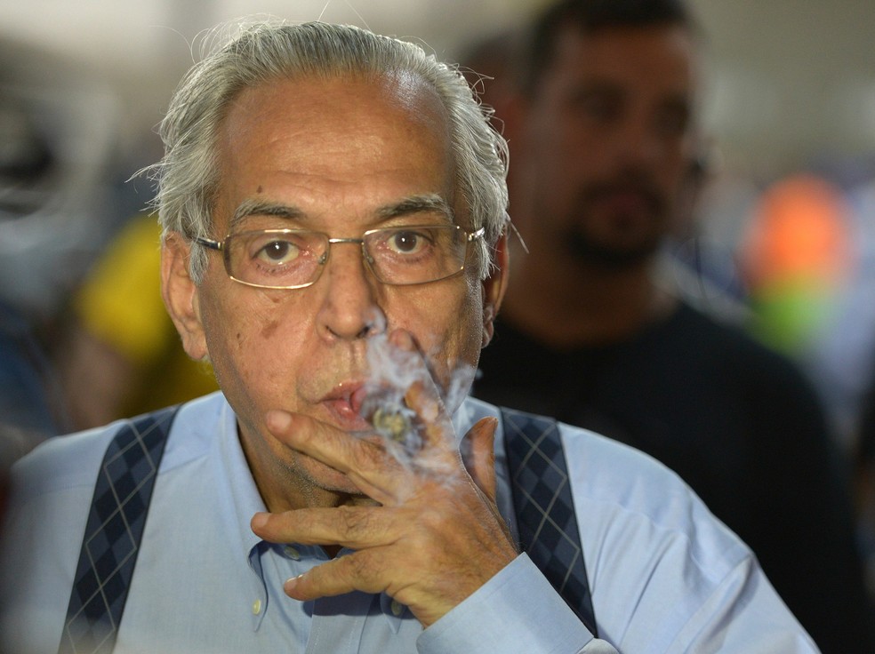 Eurico Miranda chegava a fumar dez charutos por dia — Foto: André Durão/GloboEsporte.com