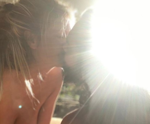 De Topless, Heidi Klum mostra rotina ao lado do marido durante quarentena (Foto: Reprodução)