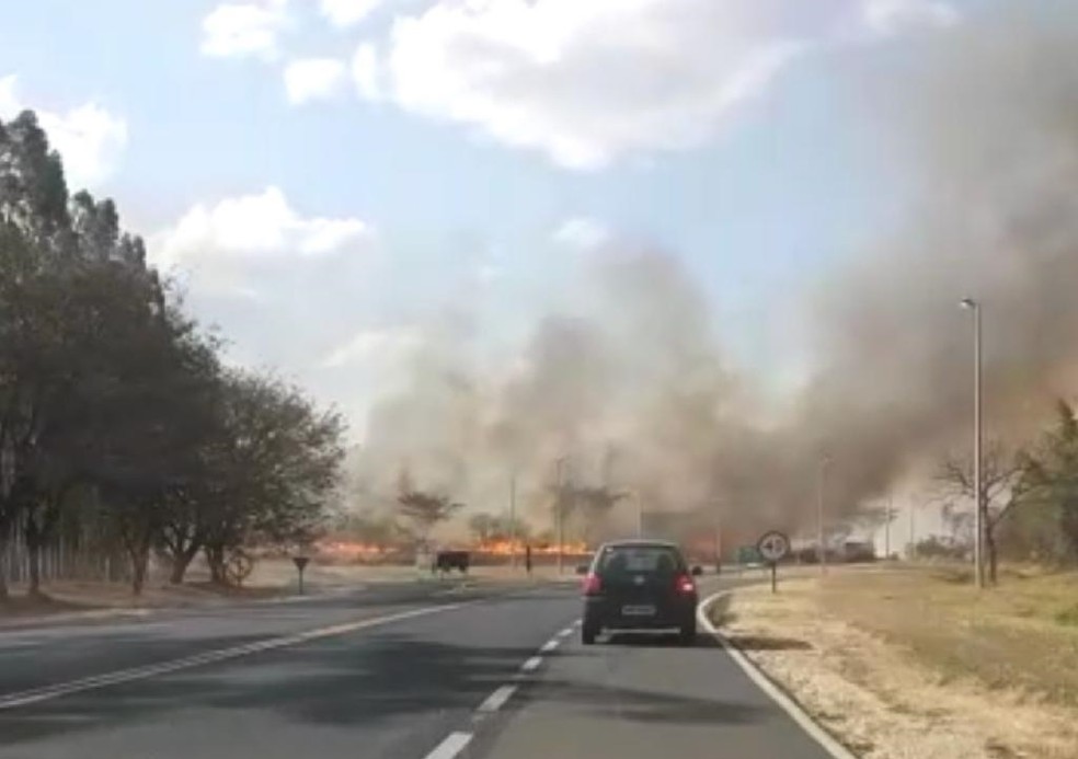 Muita fumaça se formou às margens de rodovia em Nova Granada — Foto: Arquivo Pessoal 