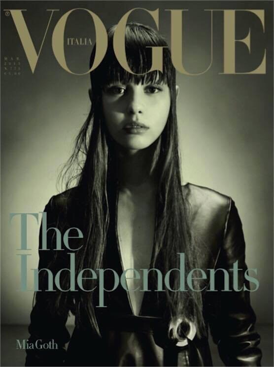 Mia Goth na capa da revista Vogue.
