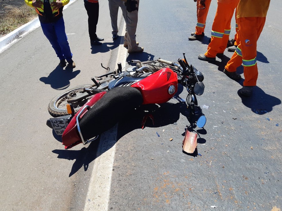 Os dois ocupantes da moto ficaram feridos após atingir a traseira do veículo — Foto: Divulgação/PRF