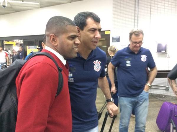 Assédio a Carille e reencontro: a chegada do Corinthians após vitória em BH