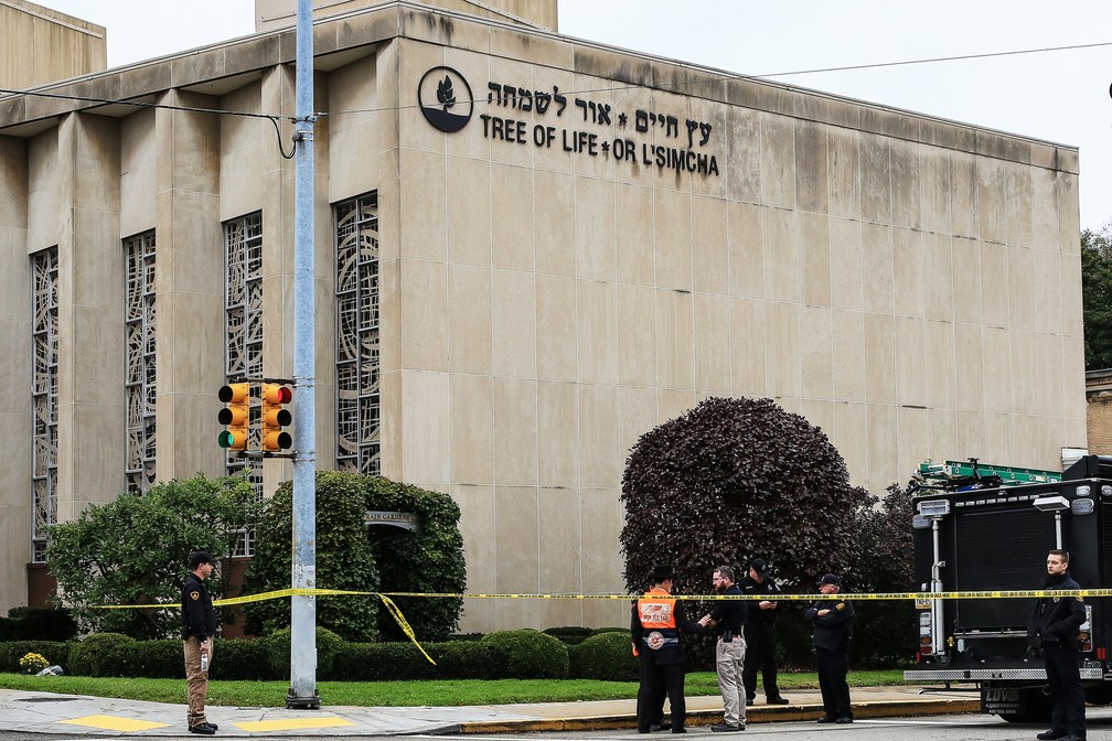 A sinagoga Árvore da Vida, em Pittsburgh (EUA), foi alvo de ataque na manhã deste sábado, 27 de outubro — Foto: John Altdorfer / Reuters