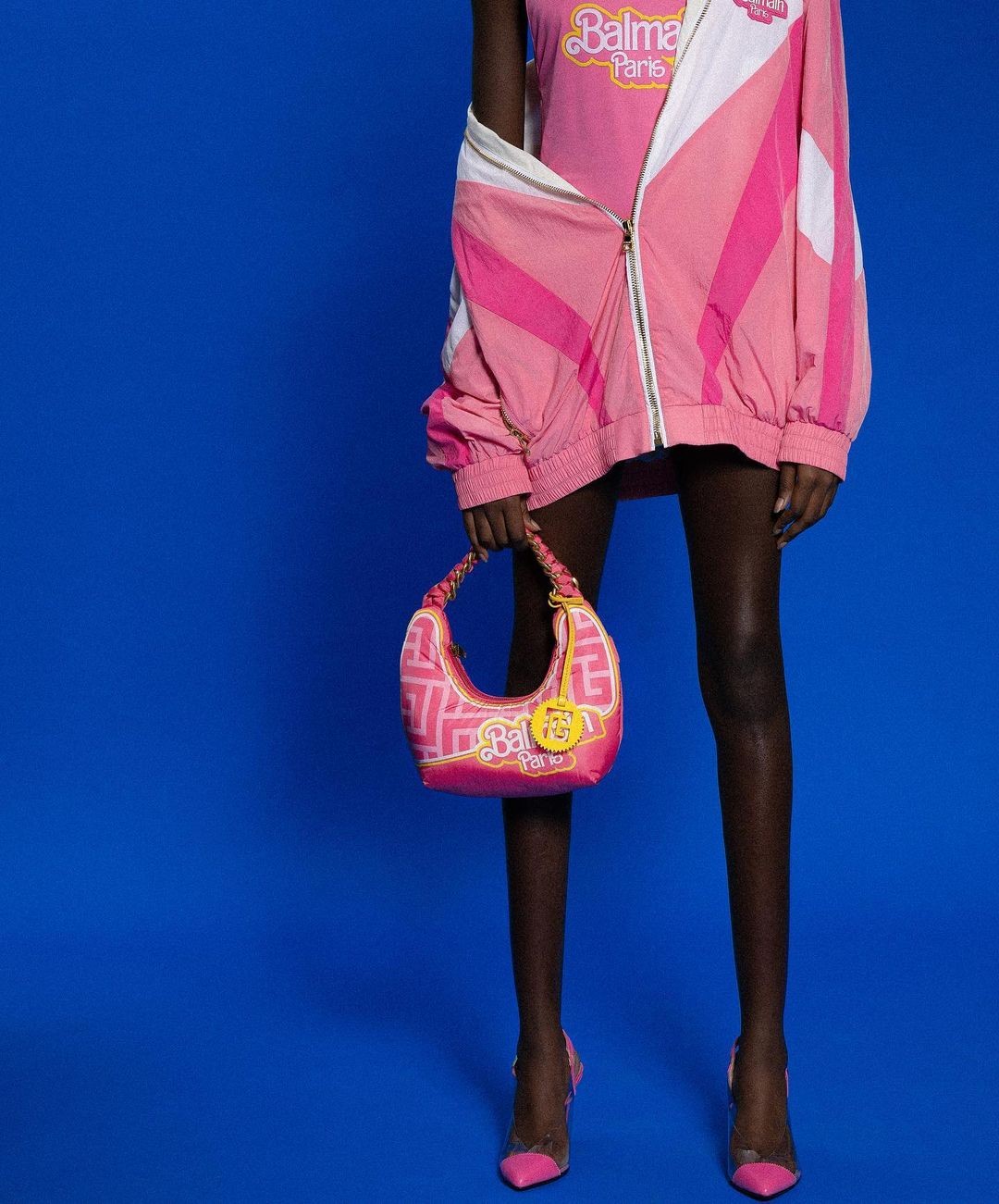 Olivier Rousteing apresenta bolsas macro e micro de colab entre Balmain e Barbie (Foto: Instagram/Reprodução)