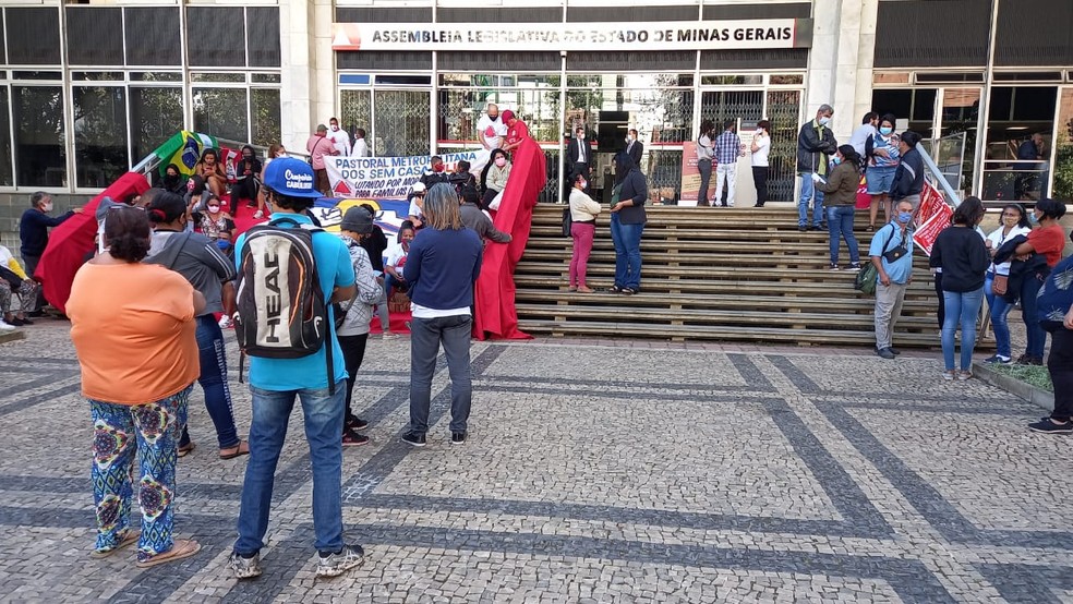 manifestantes mais uma vez se reúnem em frente à Assembleia. Eles protestam para pedir a exclusão do Projeto do Rodoanel do PL. — Foto: Elton Lopes/ TV Globo