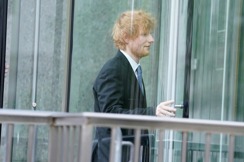Ed Sheeran durante chegada ao tribunal de Nova York nesta quinta-feira (4) — Foto: TIMOTHY A. CLARY / AFP