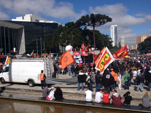 Professores se únem a outras centrais sindicais e fazem protesto no Centro Cívico  (Foto: Andressa Almeida / RPC)