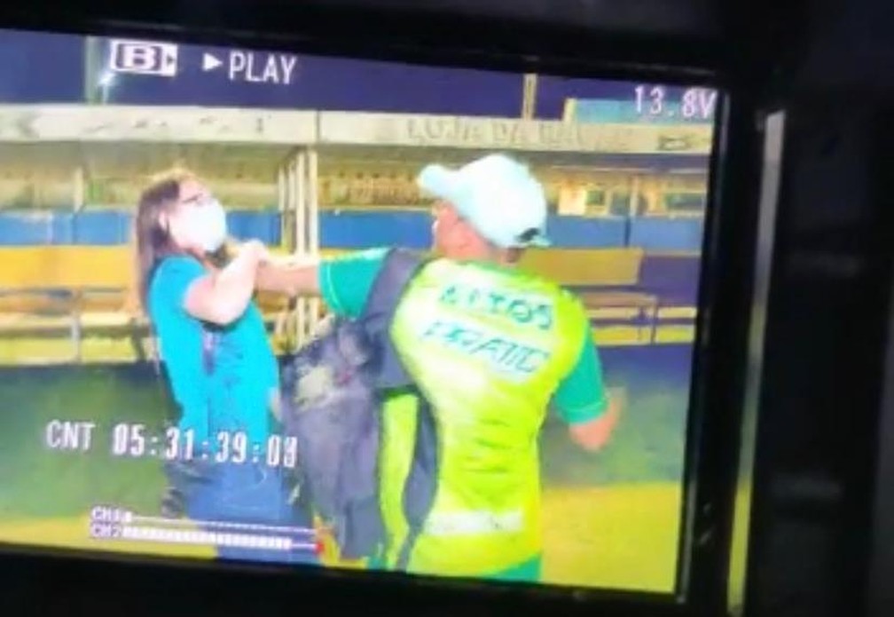 Jornalista sofre agressão de homem não identificado durante tumulto entre Altos e Fluminense-PI — Foto: TV Clube