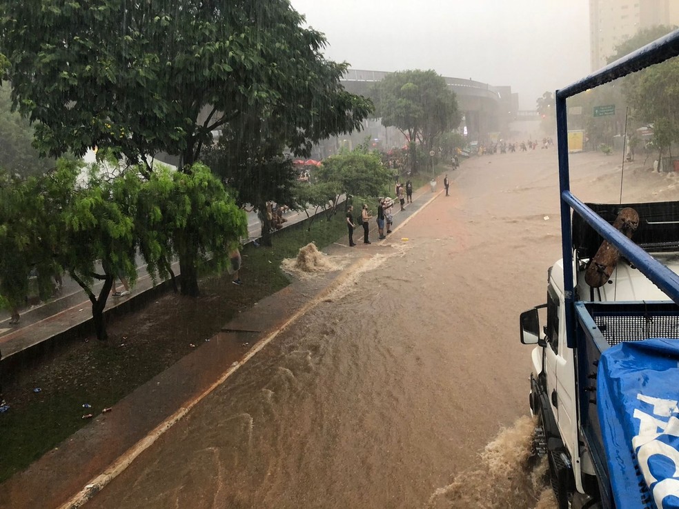 Chuva intensa provoca alagamento em SP — Foto: g1