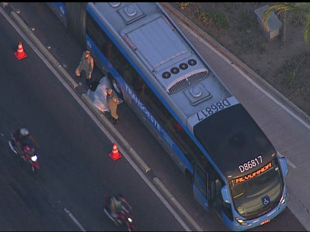 Rio de Janeiro Acidente com ônibus BRT matou uma pessoa no Recreio (Foto: Reprodução/ TV Globo)