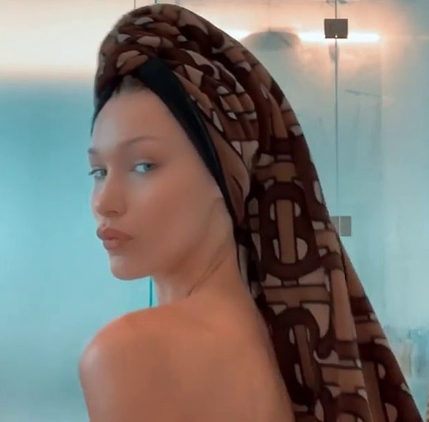 Uma cena do vídeo compartilhado e apagado por Bella Hadid com ela posando de topless dentro de um banheiro (Foto: Instagram)