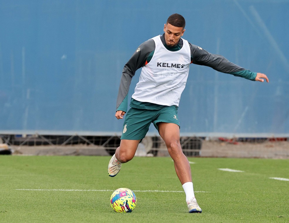 Vinição durante treino do Espanyol — Foto: Carlos Mira/Espanyol