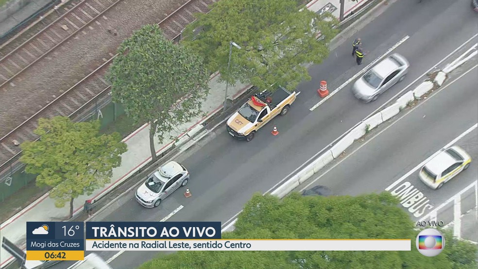 acidente na Radial Leste causou três quilômetros de congestionamento no sentido centro nesta sexta-feira (5) — Foto: TV Globo/Reprodução