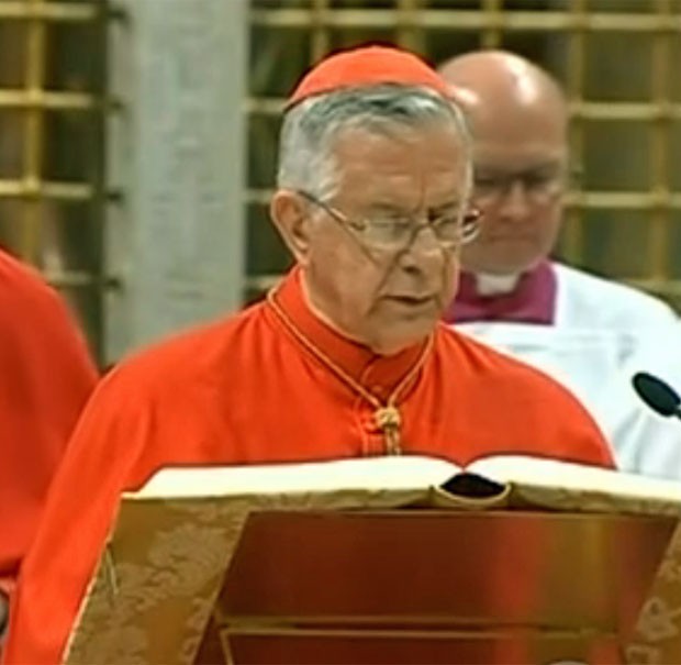 O cardeal Dom Geraldo Majella, durante rito que anteceu o conclave, reunião que escolheu o Papa Francisco (Foto: Reprodução/TV Globo)