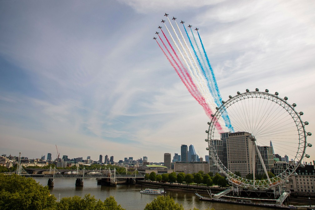 Aviões da Royal Air Force realizam um sobrevoo no centro de Londres para marcar o 75º aniversário do Dia da Vitória na Europa, que marca o fim da Segunda Guerra  — Foto: Dave Jenkins / AFP
