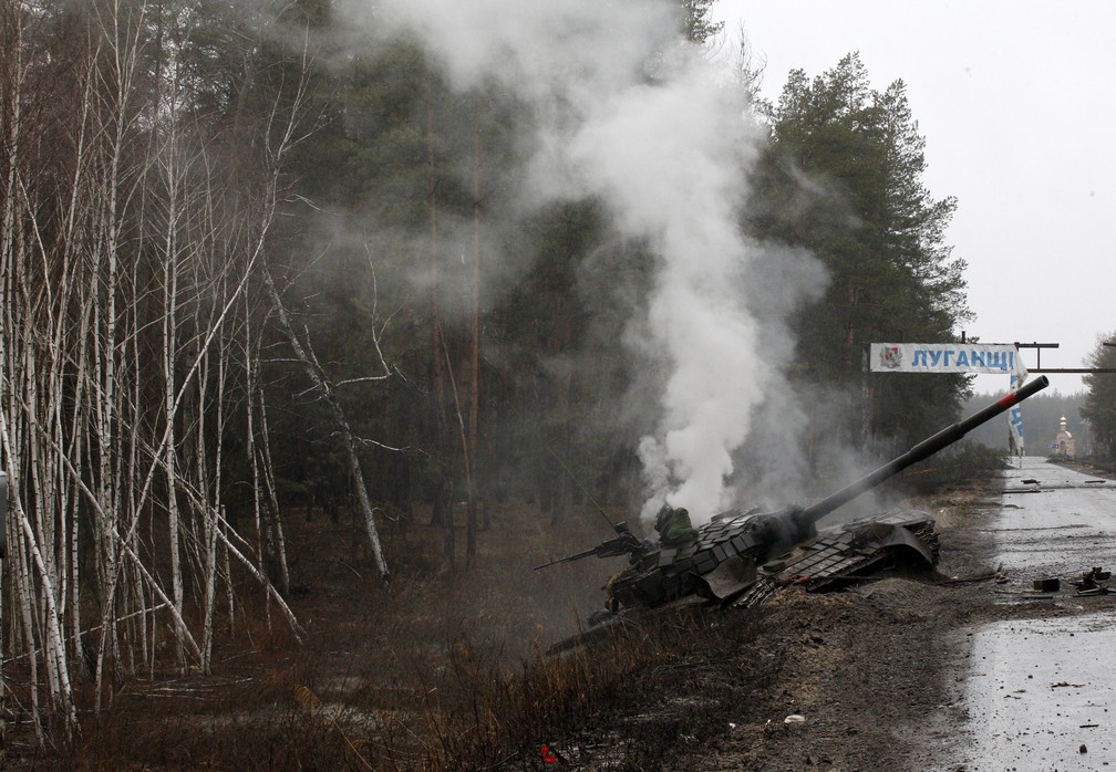 26 de fevereiro - Fumaça é vista em tanque russo destruído pelas tropas ucranianas em Lugansk, na Ucrânia — Foto: Anatolii Stepanov/AFP