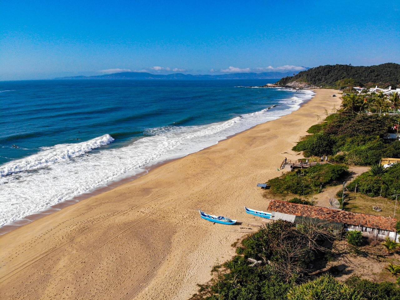 Sem famosa praia alargada na lista, Balneário Camboriú tem 4 locais premiados com Bandeira Azul 