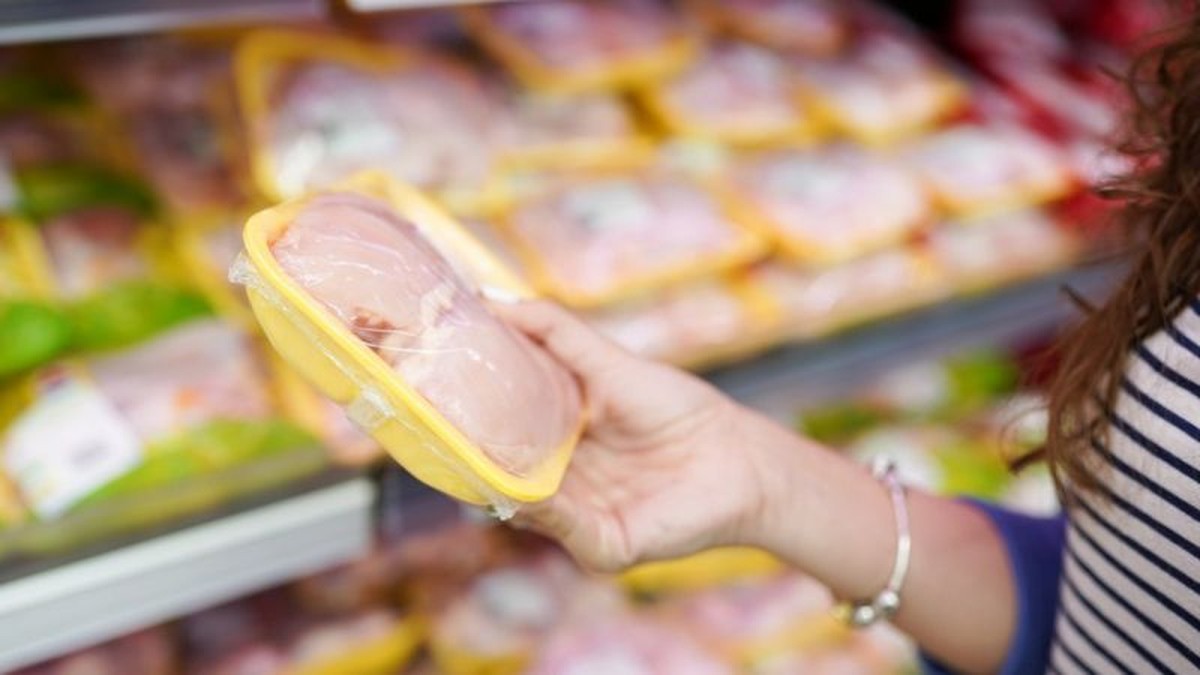 Frango 40% mais caro: como a alta da conta de luz aumentou preço da ave em 2021