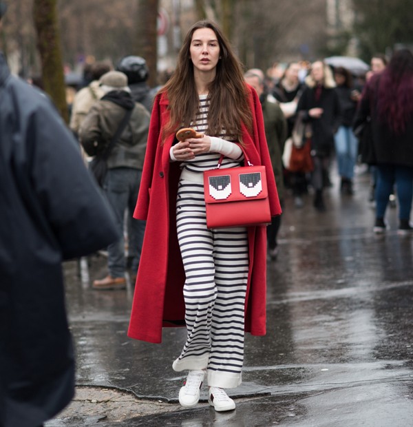 Looks coloridos fazem sucesso no street style de Paris (Foto: Joanna Totolici)
