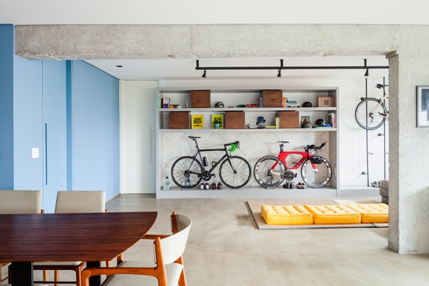 Bicicletas e toques industriais decoram apê de 160 m² (Foto:  Pedro Vannucchi)