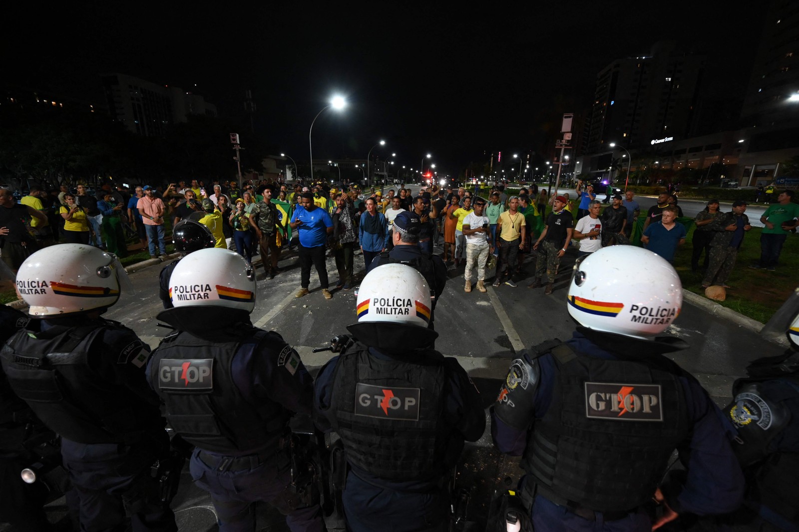 Policiais diante dos manifestantes — Foto: Evaristo Sá/AFP