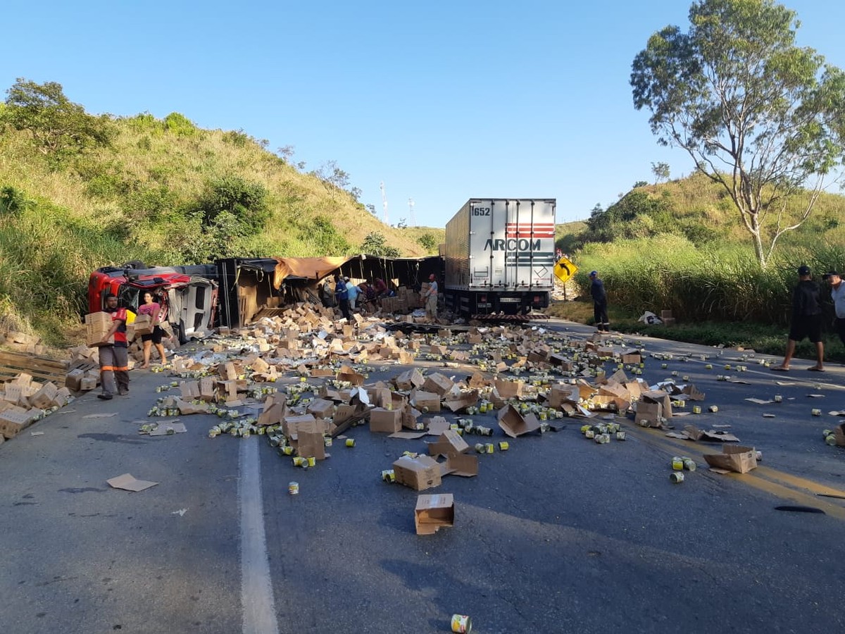 Acidente Envolvendo Duas Carretas E Um Caminhão Deixa Feridos Na Br 262 Em Córrego Danta 