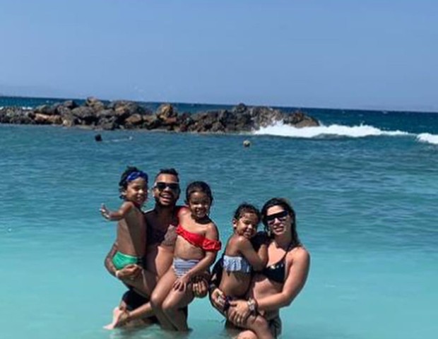 Dentinho e Dani Souza com as crianças Bruno Lucas, Rafaella e Sophia (Foto: Reprodução/Instagram)