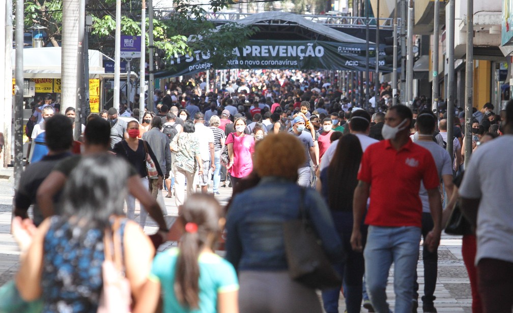 Movimentação intensa de pessoas no centro de Campinas no primeiro dia da fase amarela, em 8 de agosto — Foto: Luciano Claudino/Código19/Estadão Conteúdo