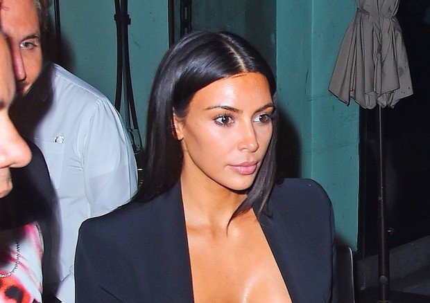 Kim Kardashian ousa ao combinar legging de veludo + sutiã + tamanco em NY (Foto: AKM-GSI )