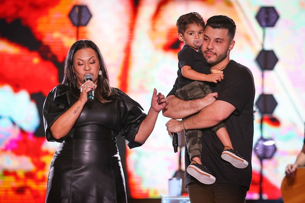 Dona Ruth sobe ao palco de Murilo Huff com Léo, filho dele com Marília Mendonça (Foto: Manuela Scarpa/BrazilNews)