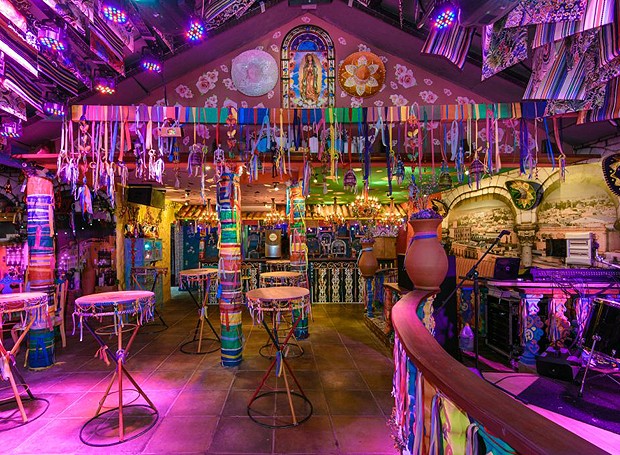 Salão do bar, onde os visitantes podem curtir música mexicana ao vivo (Foto: Marcos Vollkopf/Divulgação)