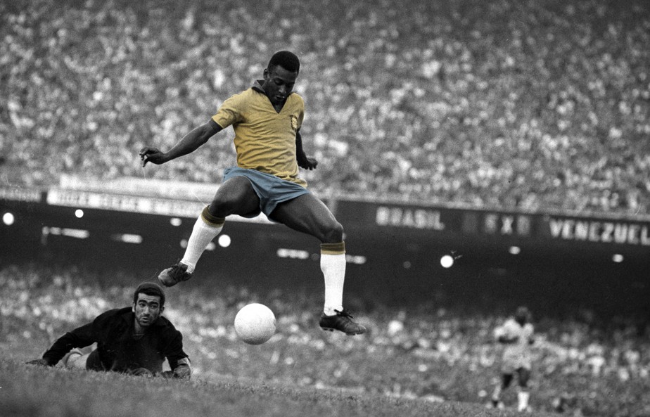 Pelé voa para marcar um gol nas eliminatórias da Copa de 1970