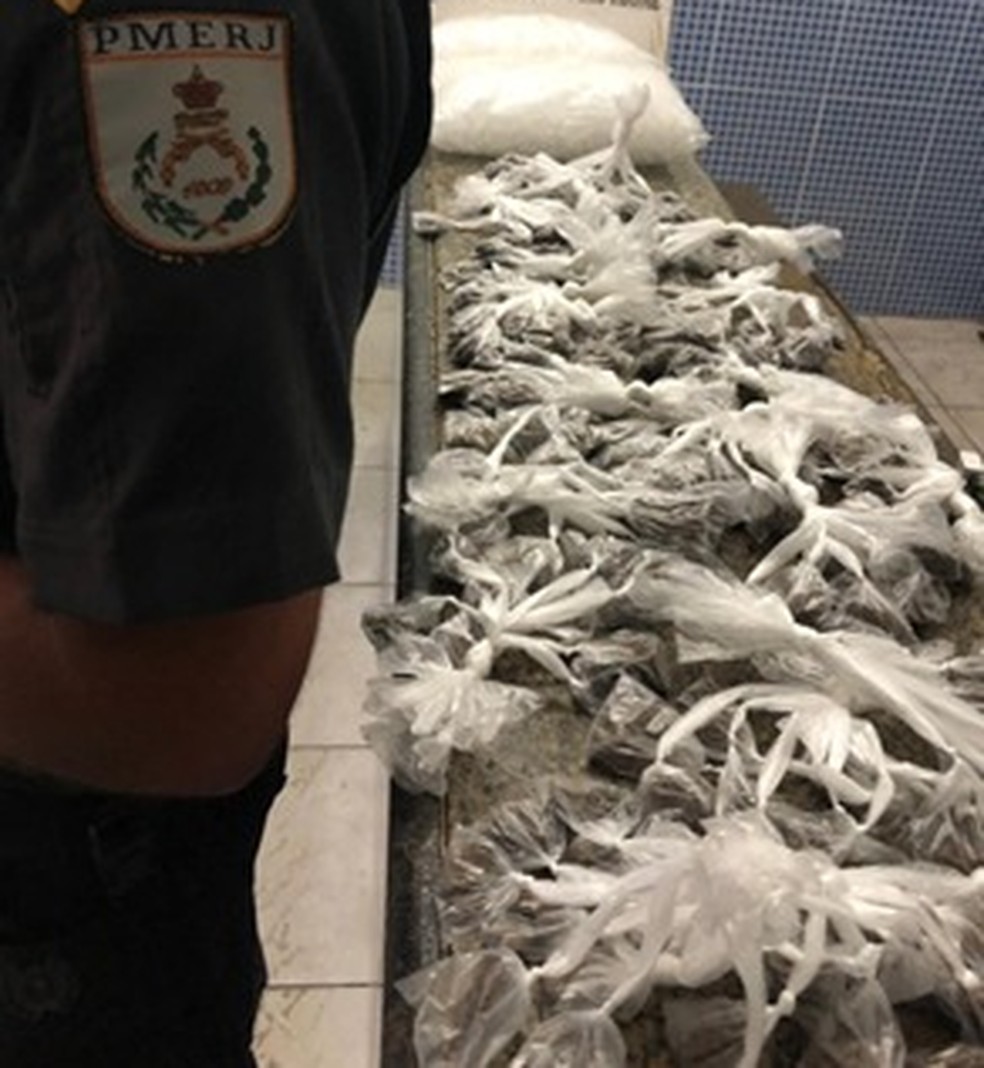 Policiais apreenderam maconha e pinos para embalar as drogas em uma mochila na praia Farol de São Thomé, em Campos — Foto: Divulgação/Polícia Militar