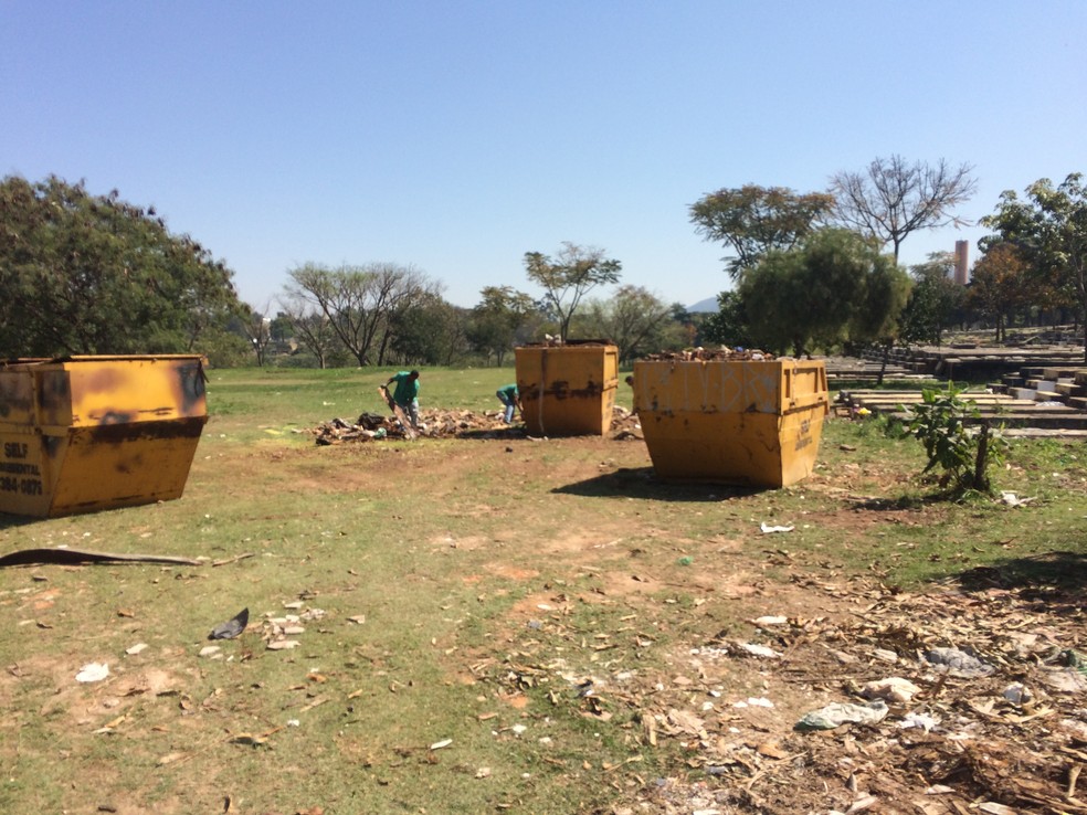 Mutirão retira caixões, ossadas e lixo que estavam espalhados no Cemitério Vila Nova Cachoeirinha (Foto: Glauco Araújo/G1)