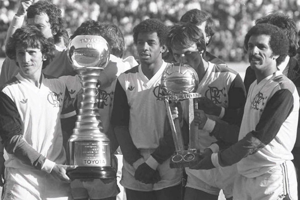 Jogadores do Flamengo com a taça do Mundial — Foto: Sebastião Marinho / CRF