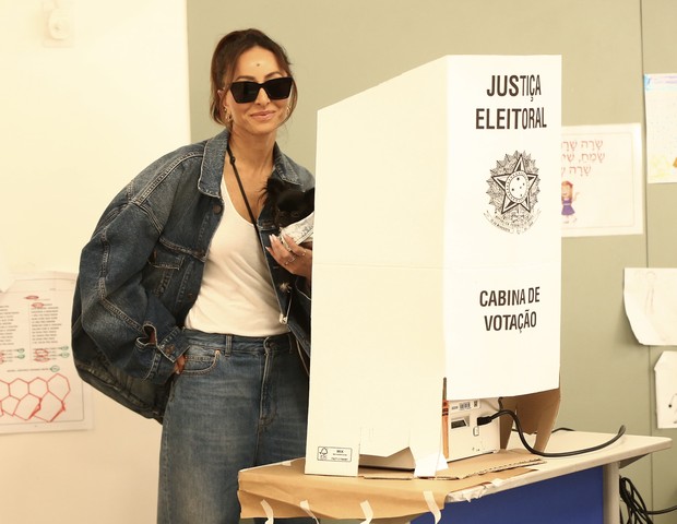 Sabrina Sato va com cachorrinha votar  (Foto: Brazil  Manuela Scarpa/Brazil News)