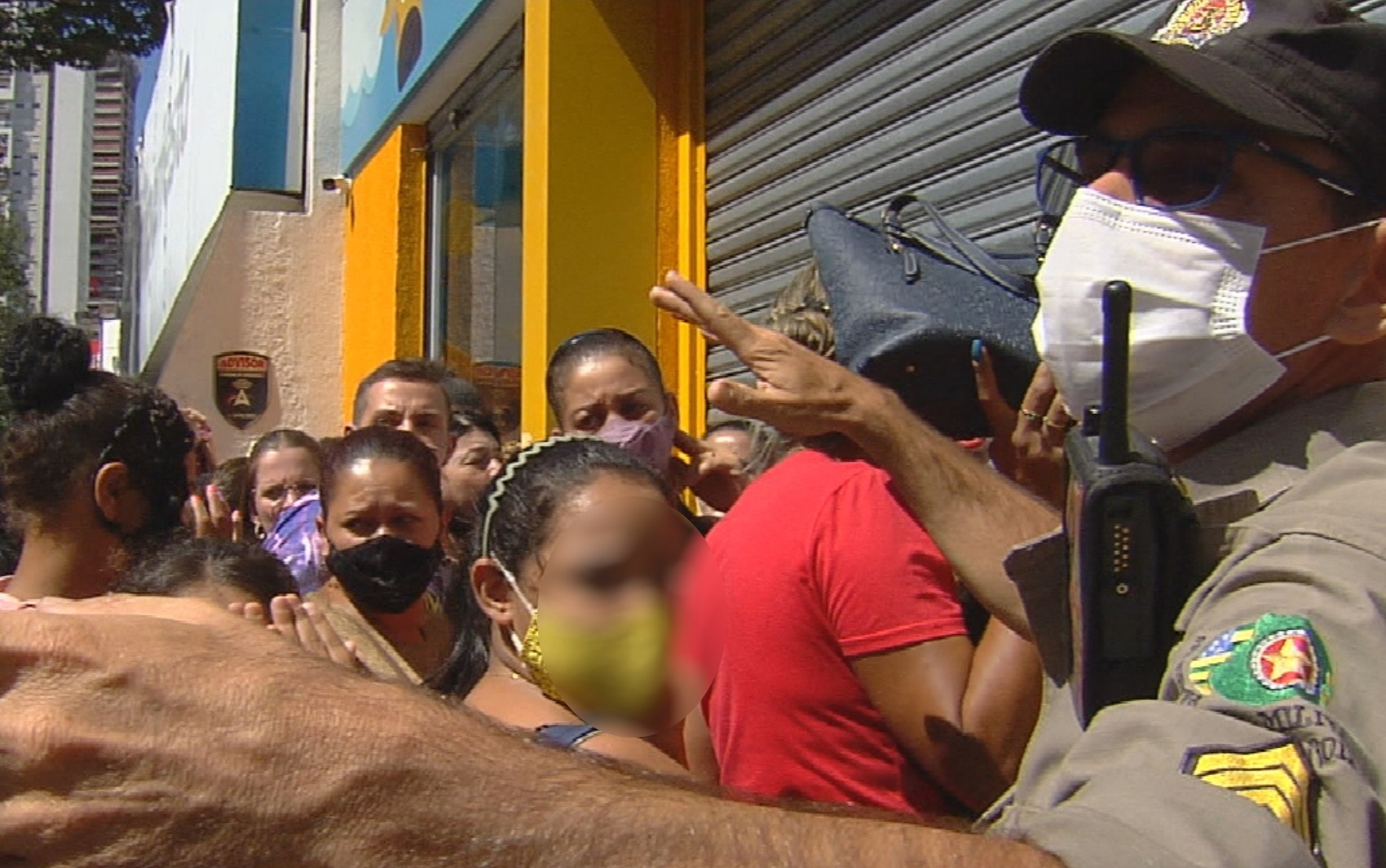 Polícia precisa ser chamada para conter confusão em loja que anunciou promoção, em Goiânia