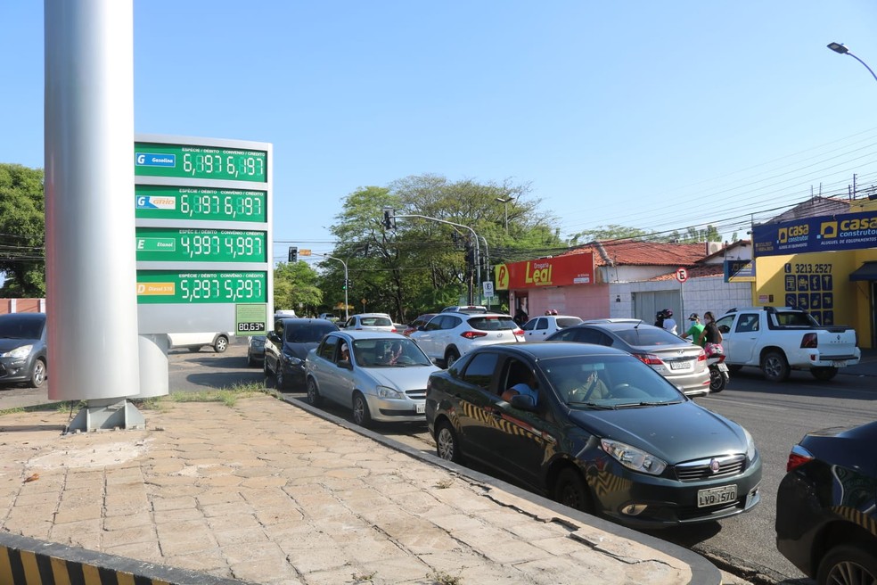 Fila de carros para abastecer a R$ 6,19 deixou o trânsito complicado na Zona Norte de Teresina — Foto: Lívia Ferreira/g1 PI