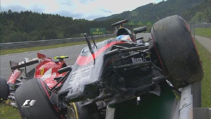 Acidente de Fernando Alonso (McLaren) e Kimi Raikkonen (McLaren) no GP da Áustria (Foto: Reprodução/Twitter)