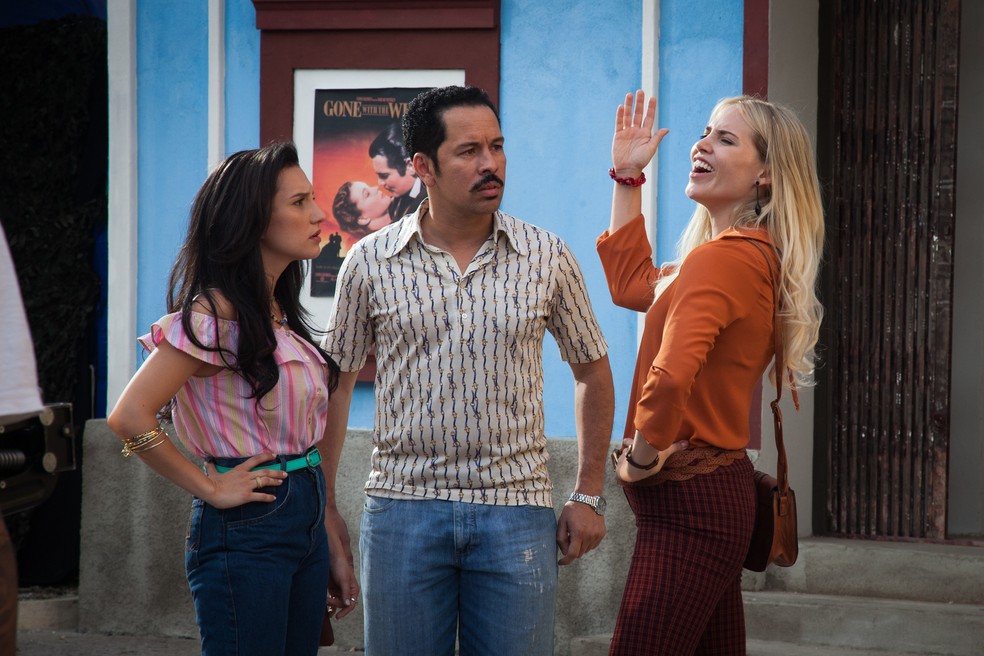 Formosa (Lorena Comparato) terá problemas com Marylin (Letícia Colin) por se aproximar de Francis (Edmilson Filho) em 'Cine Holliúdy' — Foto: Marcos Rosa/Globo