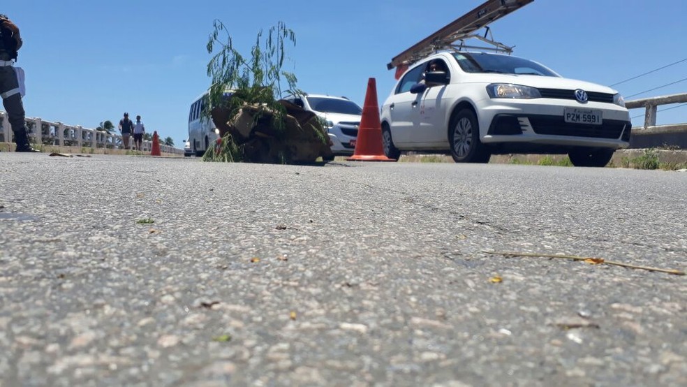 Buraco na Ponte da Massagueira deixou o trânsito lento nesta terça-feira (30) (Foto: José Agatângelo)