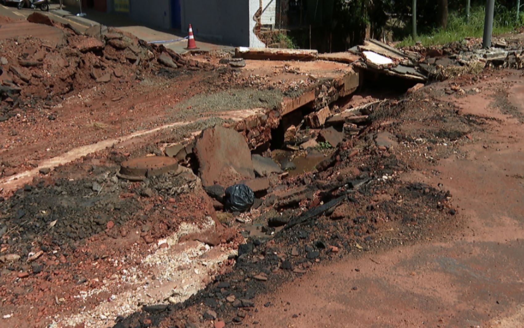 Vias destruídas pelas chuvas em Barretos, SP, ainda não foram consertadas por falta de insumos, diz Prefeitura